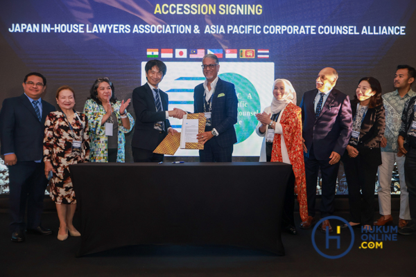 Deputy President of JILA, Satoshi Shinkuma dan Director of International Relations APCCA Anil Changaroth didampingi anggota APCCA saat melakukan penandatanganan resmi keangotaan JILA ke dalam APCCA, Kamis (2/10/2025) di Bali. Foto: HFW
