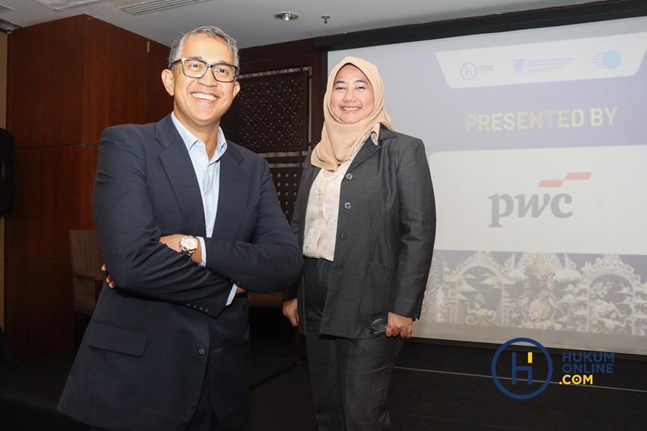 Legal Partner and Leader PwC Indonesia, Indra Allen dan Director and Leader Government & Public Services PwC Indonesia, Fifiek Mulyana saat berfoto bersama sebelum Breakout Session di IHCSA 2025, Kamis (2/10/2025). Foto: HFW.