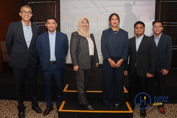 Senior Manager PwC Indonesia, Narindra Krisnamurti (kedua dari kiri) dan Junior Partner PwC Indonesia, Fifiek Mulyana (ketiga dari kiri). Foto: HFW
