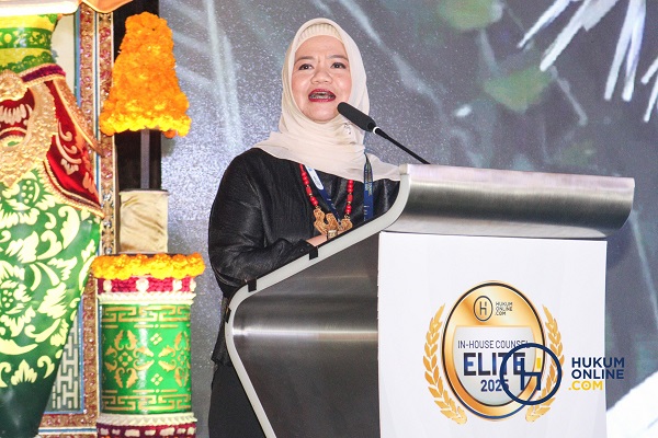 Presiden ICCA, Seradesy Sumardi, memberikan sambutan dalam In-House Counsel Elite 2024 Appreciation Night, Kamis (2/10). Foto: HFW