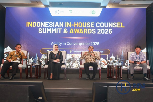 Direktur Legal and Human Capital Management PT PLN (Persero) Yusuf Didi Setiarto, Presiden ICCA Seradesy Sumardi, Dirjen AHU Kementerian Hukum, Widodo dan moderator dalam sesi Discussion Panel rangkaian IHCSA 2025 di Bali, Jumat (3/10/2025). Foto: HFW