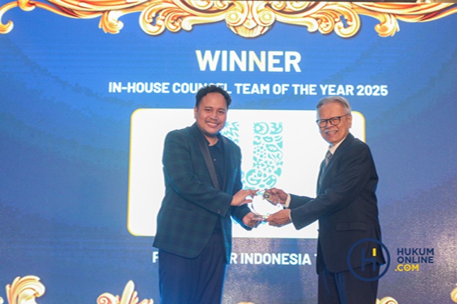 Corporate Legal Counsel PT Unilever Indonesia Tbk, Endric Denis Sihotang menerima penghargaan untuk kategori In-House Counsel Team of The Year 2025. Foto: HFW
