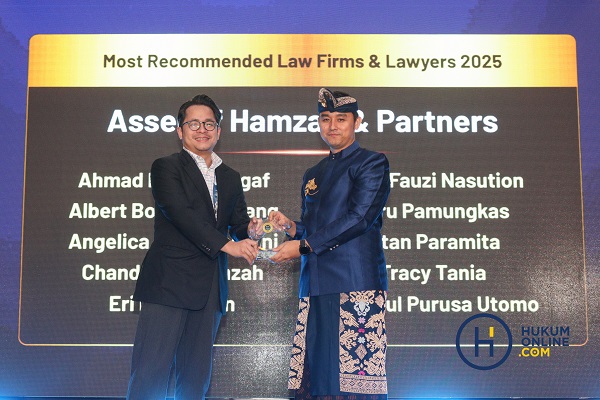 Partner Assegaf Hamzah & Partner, Alvin Ambardi, menerima penghargaan In-House Counsel Choice 2025. Foto: HFW