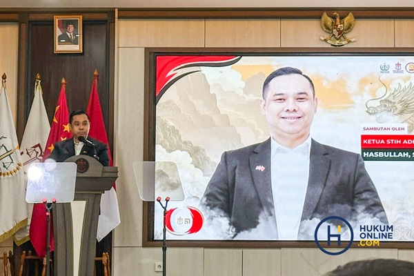 Ketua STIH Adhyaksa, Hasbullah, saat memberi sambutan dalam peresmian Sekretariat Pusat Kajian Hukum, Kebudayaan, dan Investasi Indonesia-Tiongkok di STIH Adhyaksa, Jumat (10/10). Foto: HFW