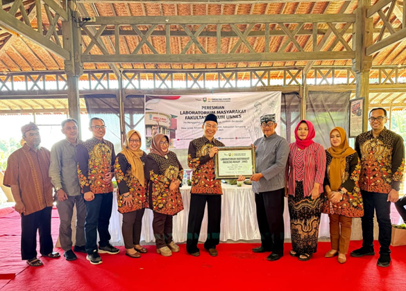 Dekan FH Unnes, Prof. Dr. Ali Masyhar SH. MH. bersama perangkat Desa Lerep.
