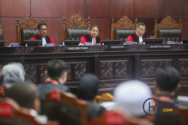 Kiri-kanan: Hakim konstitusi Daniel Yusmick, Ketua MK Suhartoyo dan hakim konstitusi M Guntur Hamzah saat pembacaan putusan di Gedung MK. Foto: HFW
