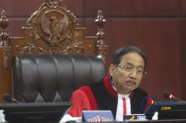 Ketua MK, Suhartoyo saat pembacaan putusan atas uji materil UU Pencegahan dan Pemberantasan Perusakan Hutan di Gedung MK, Kamis (16/10/2025).  Foto: HFW