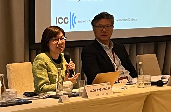 Senior Partner HHP Law Firm sekaligus Co-Chair ICC Indonesia Arbitration & ADR Commission, Andi Kadir (kanan) dan Director Dispute Resolution dari Drew & Napier, Blossom Hing (kiri). Foto: HAN