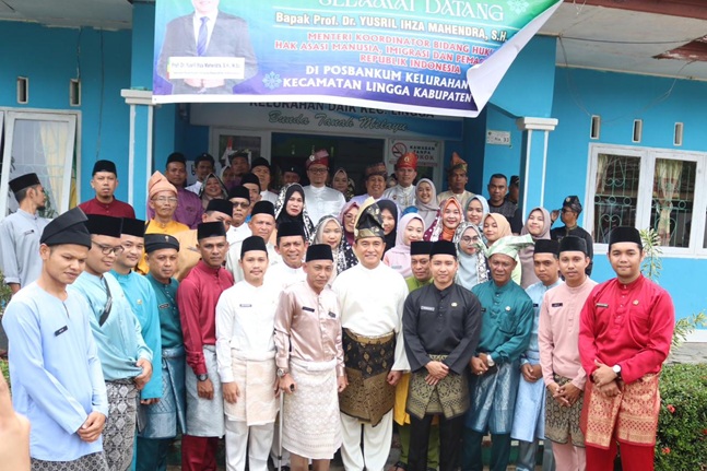 Menteri Koordinator Bidang Hukum, Hak Asasi Manusia, Imigrasi, dan Pemasyarakatan, Yusril Ihza Mahendra, saat meresmikan capaian 100 persen Posbankum di seluruh desa/kelurahan Kepulauan Riau. Foto: Istimewa