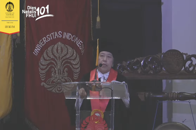  Guru Besar Hukum Pidana FHUI, Prof. Harkristuti Harkrisnowo dalam orasi ilmiahnya dalam peringatan Dies Natalis ke-101 Fakultas Hukum Universitas Indonesia, Selasa (28/10/2025) kemarin. Foto: Tangkapan layar youtube
