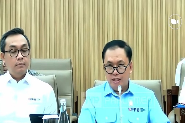 Ketua KPPU, M. Fanshurullah Asa saat rapat dengar pendapat dengan panitia kerja (Panja) RUU Larangan Praktik Monopoli di ruang Komisi VI DPR, Kamis (6/11/2025) kemarin. Foto: Tangkapan layar youtube