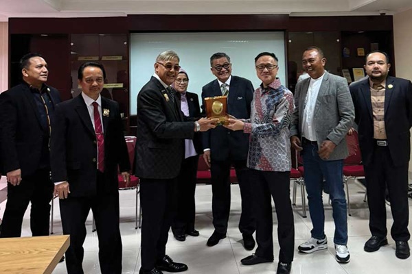 DPP KAI berkunjung ke Peradi SAI untuk meningkatkan kerja sama diantara organisasi advokat. Foto: Istimewa