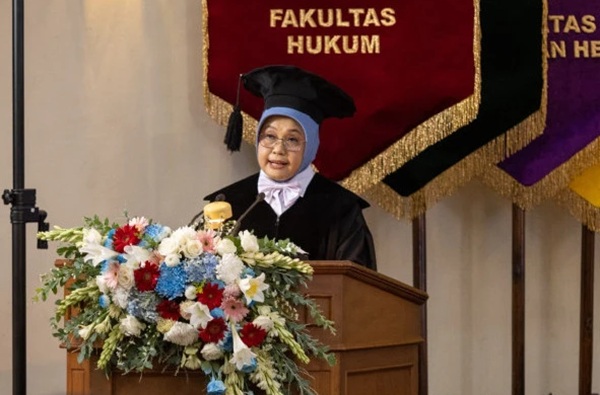 FH UGM mengukuhkan Prof Hartini sebagai Guru Besar Penyelesaian Perkara Bidang Hukum Islam. Foto: Istimewa