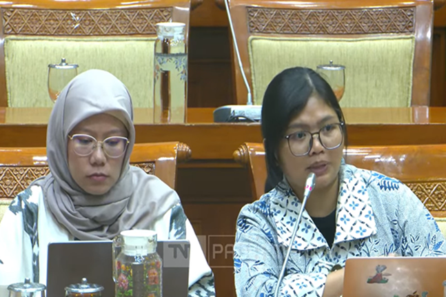 Kepala Divisi Tata Kelola Lingkungan Hidup dan Pengendalian Pencemaran ICEL, Marsya M Handayani dan Deputi Direktur Bidang Program ICEL, Lasma Natalia Panjaitan saat memberi masukan untuk RUU KUHAP saat RDPU dengan Komisi III, Senin (10/11/2025).  Foto: Youtube