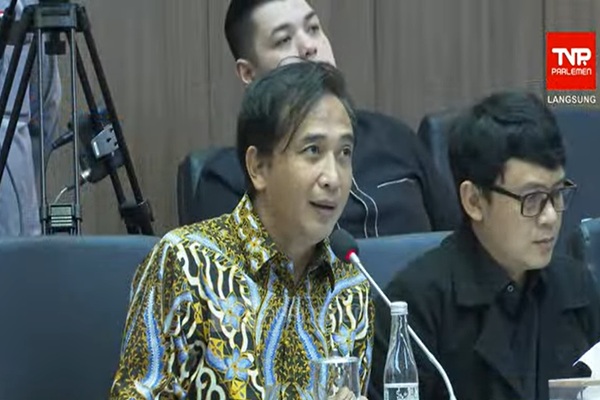 Ketua Asosiasi Komposer Seluruh Indonesia (AKSI), Satriyo Yudi Wahono alias Piyu saat rapat dengar pendapat umum dengan Baleg DPR terkait masukan untuk RUU Hak Cipta, Selasa (11/11/2025). Foto: Tangkapan layar youtube