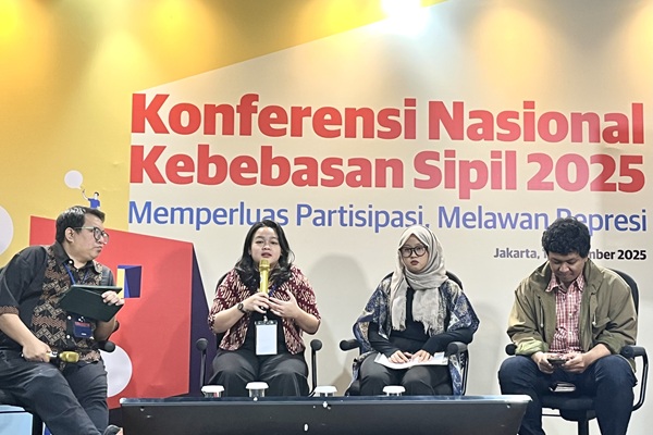 Kiri-kanan: Deputi Direktur Eksekutif PSHK, Fajri Nursyamsi, Manajer Program PSHK, Violla Reininda, Analisis Hukum dan Kebijakan SAFEnet, Balqis Zakiyyah, dan Koordinator KontraS Dimas Bagus Arya, Selasa (11/11/2025). Foto: WIL