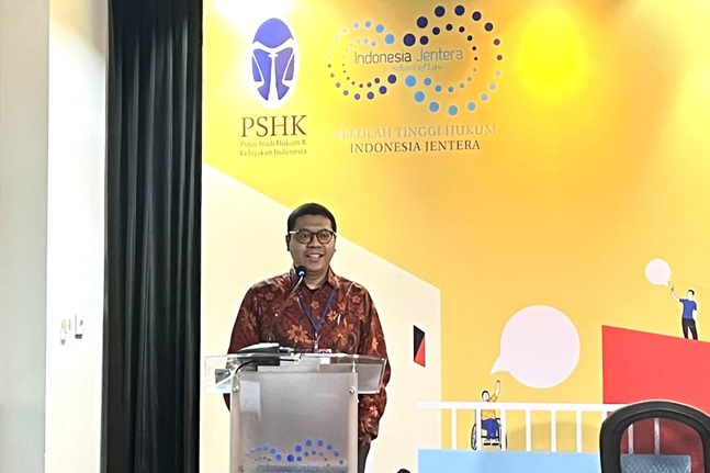 Direktur Eksekutif PSHK, Rizky Argama saat memberi sambutan dalam Konferensi Nasional Kebebasan Sipil 2025, Selasa (11/11/2025). Foto: WIL