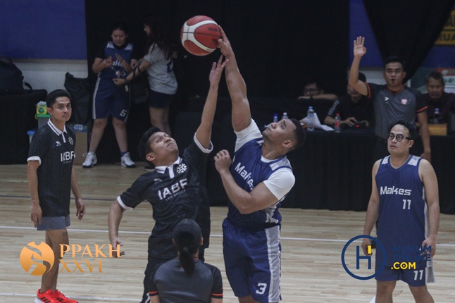 Pebasket dari IABF Law Firm berebut bola dengan pebasket Makes & Partners dalam pertandingan babak penyisihan pertama cabang olah raga basket pada ajang Pertandingan Persahabatan Antar Konsultan Hukum (PPAKH) XXVI di Simprug Arena, Jakarta, Sabtu (15/11/2025). Foto: HFW