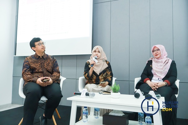 Kiri-kanan: Komite Kerja Halal Bio Farma, Erman Tritama, General Manager FRA&EA dan Strategic Sourcing, Ceria Soraya Graselda dan Direktur Sertifikasi Halal BPJPH, Yanis Naini dalam sebuah diskusi Selasa, (18/11/2025). Fotografer/HFW