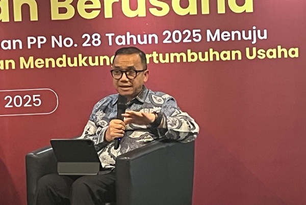 Deputi Bidang Pengembangan Iklim Penanaman Modal Kementerian Investasi dan Hilirisasi/BKPM, Riyatno, dalam Seminar Reformasi Perizinan Berusaha yang diselenggarakan oleh KAHGAMA di Jakarta, Rabu (19/11). Foto: HAN
