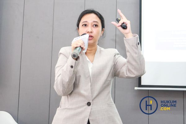 Konsultan Easybiz, Febrina Artinelim memaparkan materi saat menjadi narasumber dalam acara diskusi Hukumonline x Easybiz dengan tema 
