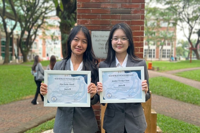  Mahasiswa FH UPH Alya Zaida Afandi (2024) dan Jesslyn Vircilya Chow (2024)  mearih Juara 3 pada Lomba Esai Dies Natalis ke-13 KPK. Foto: Istimewa