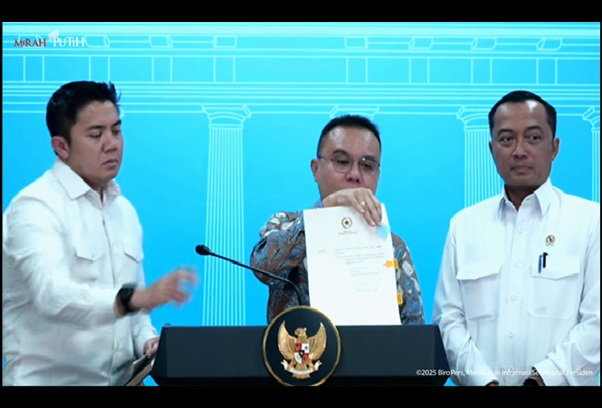 Presiden Prabowo memberikan rehabilitasi kepada Ira Puspadewi cs terkait perkara korupsi akuisisi PT Jembatan Nusantara. Foto: Sekneg
