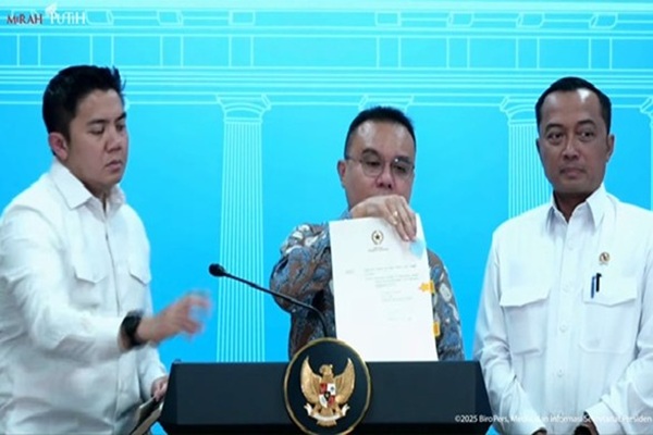 Wakil Ketua DPR, Sufmi Dasco Ahmad (tengah) didampingi Mensesneg Prasetyo Hadi dan Seskab Teddy Indra Wijaya (kiri) di Istana saat mengumumkan pemberian rehabilitasi kepada Ira Puspadewi dkk, Selasa (25/11/2025). Foto: Tangkapan youtube
