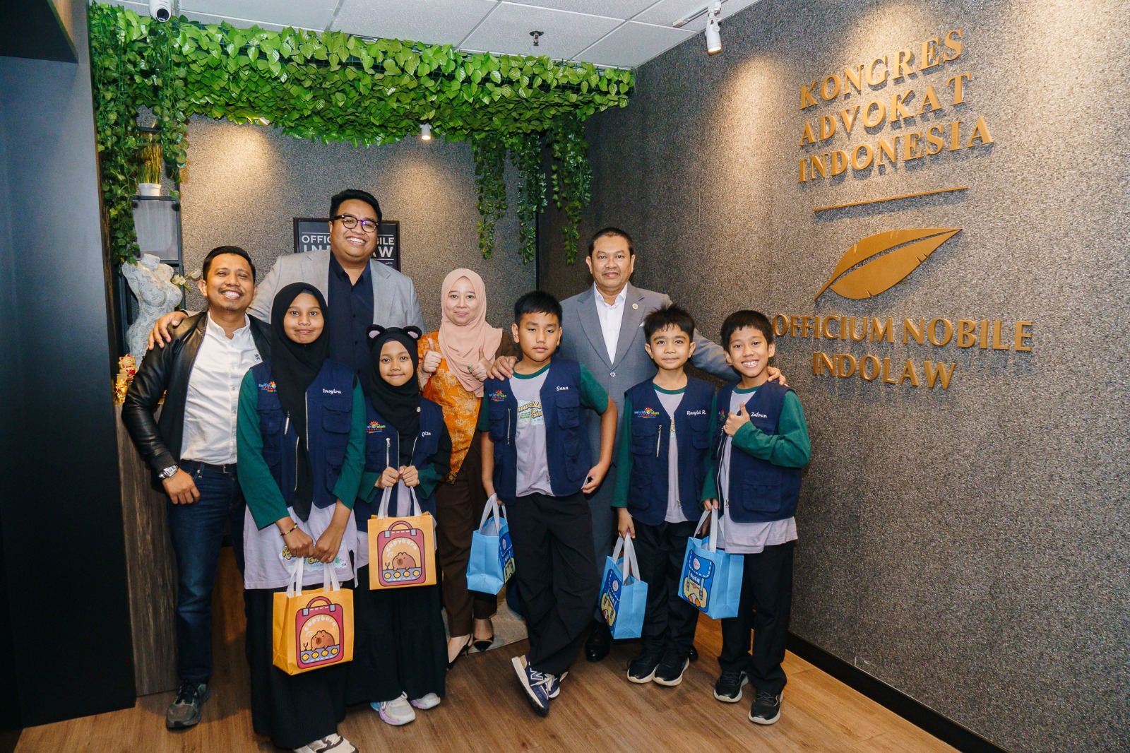 Para Partners Indolaw bersama Sena, Rasyid, Zafran, Qeiza, dan Insyira, yang tergabung dalam SD-5 Elenos (Elephas-Rhinos). Foto: Istimewa 