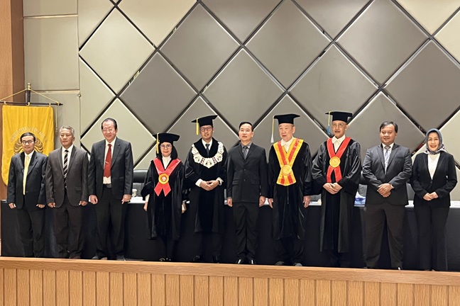 Tjhong Sendrawan (kelima dari kanan) berfoto bersama para penguji seusai menjalani sidang disertasi di Gedung FHUI, Jumat (28/11/2025). Foto: WIL