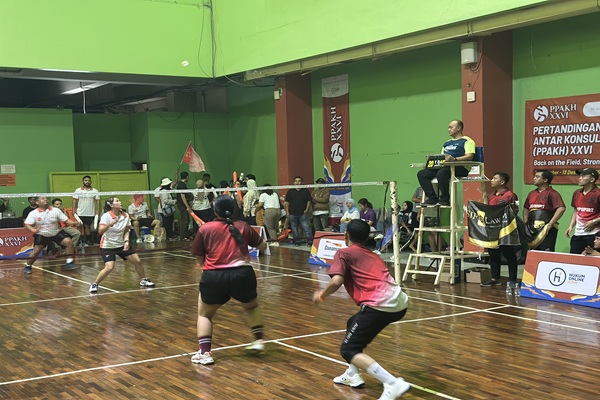 Suasana pertandingan olahraga bulu tangkis ganda campuran dalam ajang PPAKH XXVI di GOR Soemantri Brodjonegoro, Minggu (30/11/2025). Foto: Ferinda