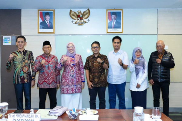 Wakil Ketua Badan Pengkajian MPR, Hindun Anisah (ketiga dari kiri) bersama para narasumber di Focus Group Discussion (FGD) Badan Pengkajian MPR Kelompok III. Foto: Humas MPR