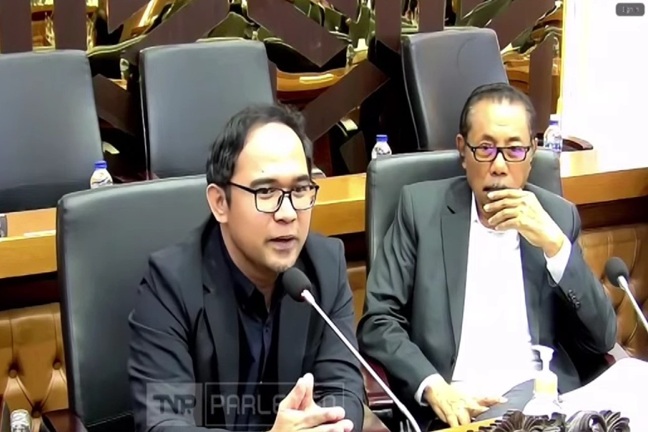 Akademisi Hukum Tata Negara Fakultas Hukum Universitas Gadjah Mada, Oce Madril dan Guru Besar FH Universitas Kristen Indonesia, Profesor John Pieris dalam rapat dengar pendapat umum dengan Baleg DPR, Kamis (4/12/2025). Foto: Tangkapan layar youtube
