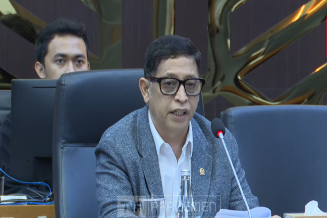 Ketua Baleg DPR, Bob Hasan  saat memimpin rapat pleno RUU PSDK di Komplek Gedung  Parlemen, Kamis (04/12/2025) kemarin. Foto: Tangkapan layar youtube