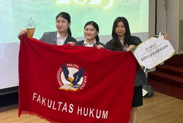 Brenda Putri Tanoto, Clarissa Felicia Hidriani, dan Sheren Christabella Nathanael sebagai Delegasi FH UPH dalam Kompetisi Legal Opinion The 12th Sciencesational 2025. Foto: istimewa