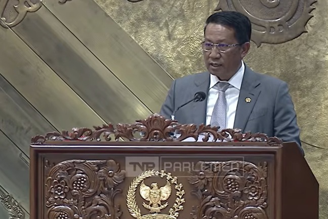  Menteri Hukum, Supratman Andi Agtas sat menyampaikan pendapat akhir presiden terhadap RUU Penyesuaian Pidana menjadi UU dalam rapat paripurna  di Komplek Gedung Parlemen, Senin (12/8/2025). Foto: Tangkapana layar youtube
