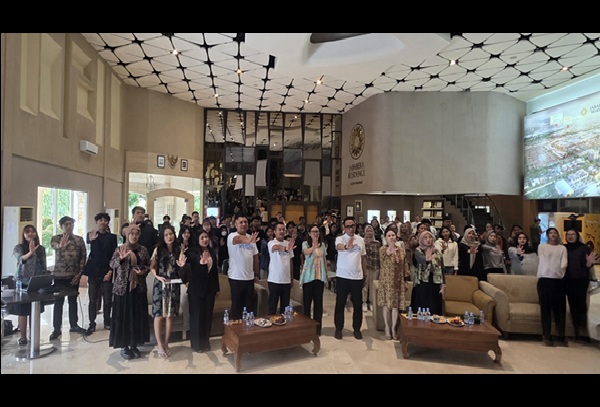 President University beserta Kajari Kabupaten Bekasi berfoto bersama dalam peringatan Hakordia 2025,  di Jababeka Movieland, Kabupaten Bekasi, Selasa (9/12). Foto: AJI