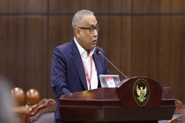 Sekretaris Jenderal Lembaga Peneliti Eksaminasi Hukum Indonesia, Prof Faisal Santiago saat memberikan keterangan dalam persidangan uji materiil di Mahkamah Konstitusi, Selasa (9/12/2025). Foto: Humas MK