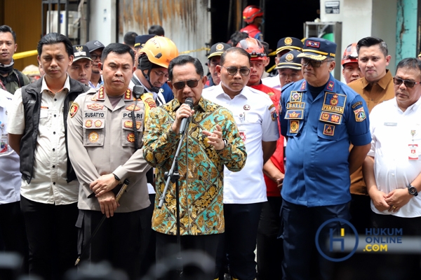 Mendagri Tinjau Lokasi Kebakaran di Kemayoran (4).jpg