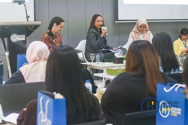 Praktisi hukum senior, Prawidha Murti (tengah) saat menjadi pembicara dalam acara diskusi yang diselenggarakan Hukumonline, Rabu (10/12).