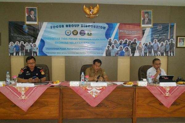 Kepala Satwas SDKP Serang Bapak Slamet Ritanto; Kepala bidang Perikanan Tangkap Dinas Kelautan dan Perikanan Provinsi Sutirja Wijaya; Ketua Tim Kerja Pengelolaan Data dan Informasi Nelayan KKP Ilham. Foto: Istimewa