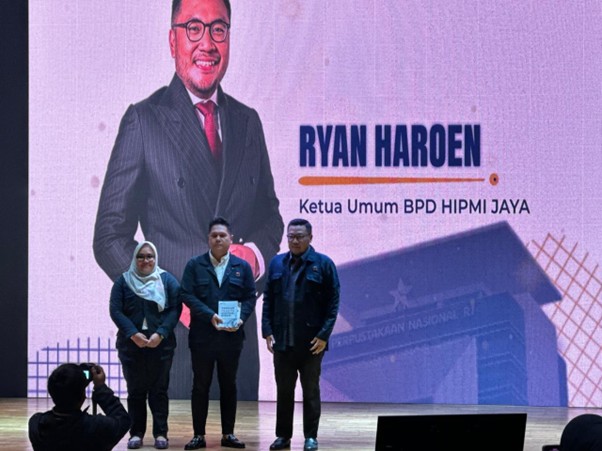 Penyerahan buku berjudul Panduan Praktis Hukum Kontrak kepada Ketua Umum BPD HIPMI Jaya, Muhammad Riandy Haroen. Foto: istimewa.