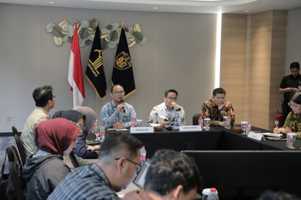 Direktur Jenderal Administrasi Hukum Umum (Dirjen AHU) Kementerian Hukum (Kemenkum), Widodo dan Direktur Badan Usaha Kemenkum, Andi Taletting. Foto: Humas AHU