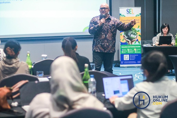 Managing Partner SW Counselor at Law, Agustinus Prajaka Wahyu Baskara dalam Pelatihan Hukumonline bertajuk Sustainability Law: Best Practice bagi Profesional Hukum di Jakarta, Selasa (16/12). Foto: HFW