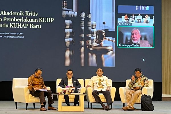 Sejumlah narasumber dalam Forum Kajian Akademik Hukum Pidana: Persoalan-Persoalan Terhadap Pemberlakuan KUHP dan KUHAP Baru di Fakultas Hukum Universitas Esa Unggul (FH UEU), Rabu (17/12/2025). Foto: WIL