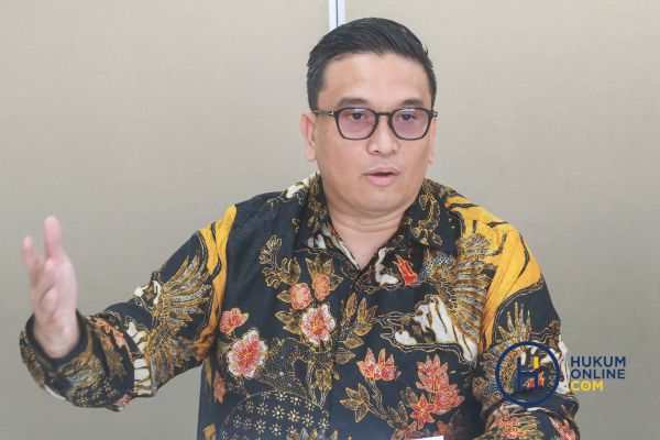 Calon Ketua Umum Ilumni FH Unpar Periode 2025-2029 Novio Manurung saat berkunjung ke kantor Hukumonline, Kamis (18/12/2025). Foto: HFW  