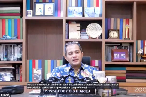 Wakil Menteri Hukum Prof. Edward Omar Sharif Hiariej. Foto: Tangkapan layar zoom