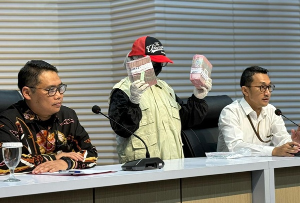 (Plt) Deputi Penindakan dan Eksekusi KPK Asep Guntur Rahayu dan Juru Bicara KPK Budi Prasetyo, saat melakukan jumpa pers. Foto: Istimewa