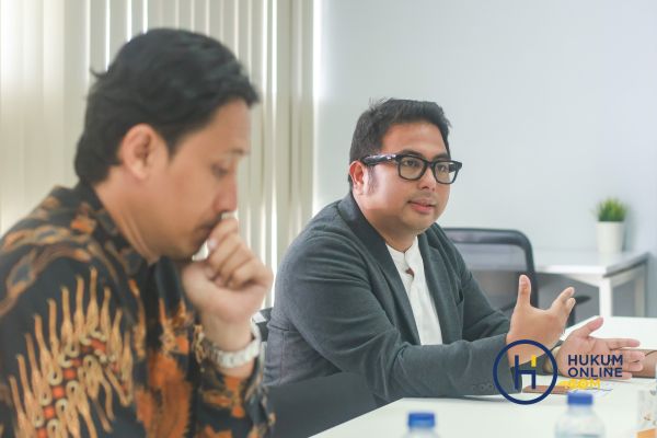 Calon Ketua Umum Ilumni FH Unpar nomor urut 02, Noverizky Tri Putra (kanan) saat berkunjung ke kantor Hukumonline, Selasa (23/12/2025). Foto: HFW