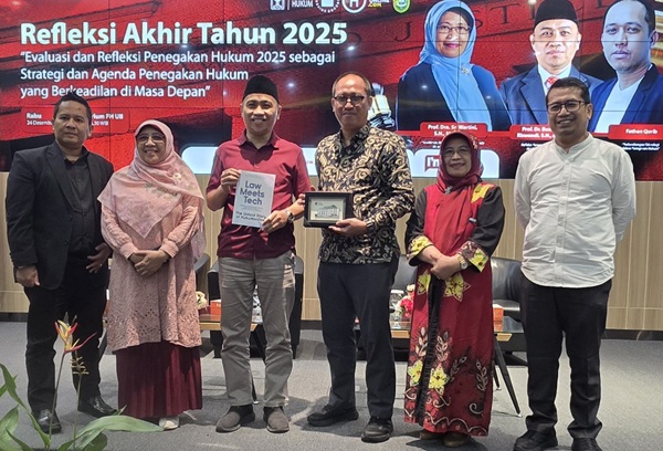 Dekan FH UII Prof. Budi Agus Riswandi (peci hitam) dan Pemred Hukumonline Fathan Qorib (batik tangan panjang) bersama jajaran Pengajar FH UII berfoto dalam acara Refleksi Akhir Tahun FH UII di Yogyakarta. Foto: AJI